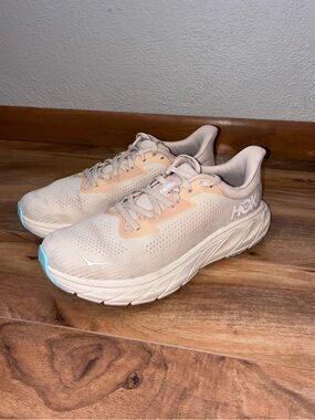Hoka Women’s ARAHI 7 SNEAKER, vanilla cream colorway - size 7.5